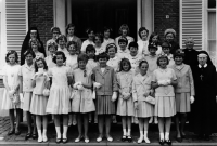 Bekijk detail van "Groepsfoto van Plechtige Communie van meisjes uit Parochie Ootmarsum."