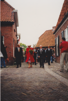 Bekijk detail van "Koningin Beatrix maakt een wandeling door de Walstraat."
