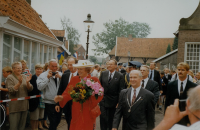 Bekijk detail van "Koningin Beatrix maakt een wandeling door Ootmarsum."