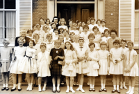 Bekijk detail van "Plechtige Communie  1963: groepsfoto van de meisjes op de stoep van de R.K. pastorie."
