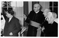 Bekijk detail van "Neomist Jan Oude Vrielink en familie worden door de zusters gastvrij ontvangen in klooster Maria ad Fontes."