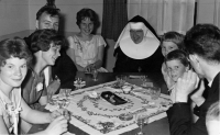 Bekijk detail van "Neomist Jan Oude Vrielink en familie worden door de zusters gastvrij ontvangen in klooster Maria ad Fontes."