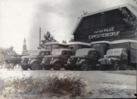 Bekijk detail van "Het wagenpark van expeditiebedrijf van der Maas in 1938."