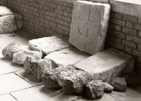 Bekijk detail van "Fragment van een zandstenen sarcofaagdeksel met afbeelding zonnerad en Keltisch kruis."