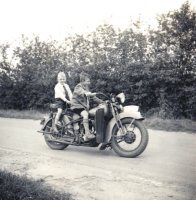 Bekijk detail van "De jongens Wortelboer op de motor van hun vader."