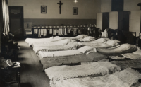 Bekijk detail van "De geïmproviseerde slaapzaal voor priesterstudenten in het internaat tijdens de oorlogsjaren."