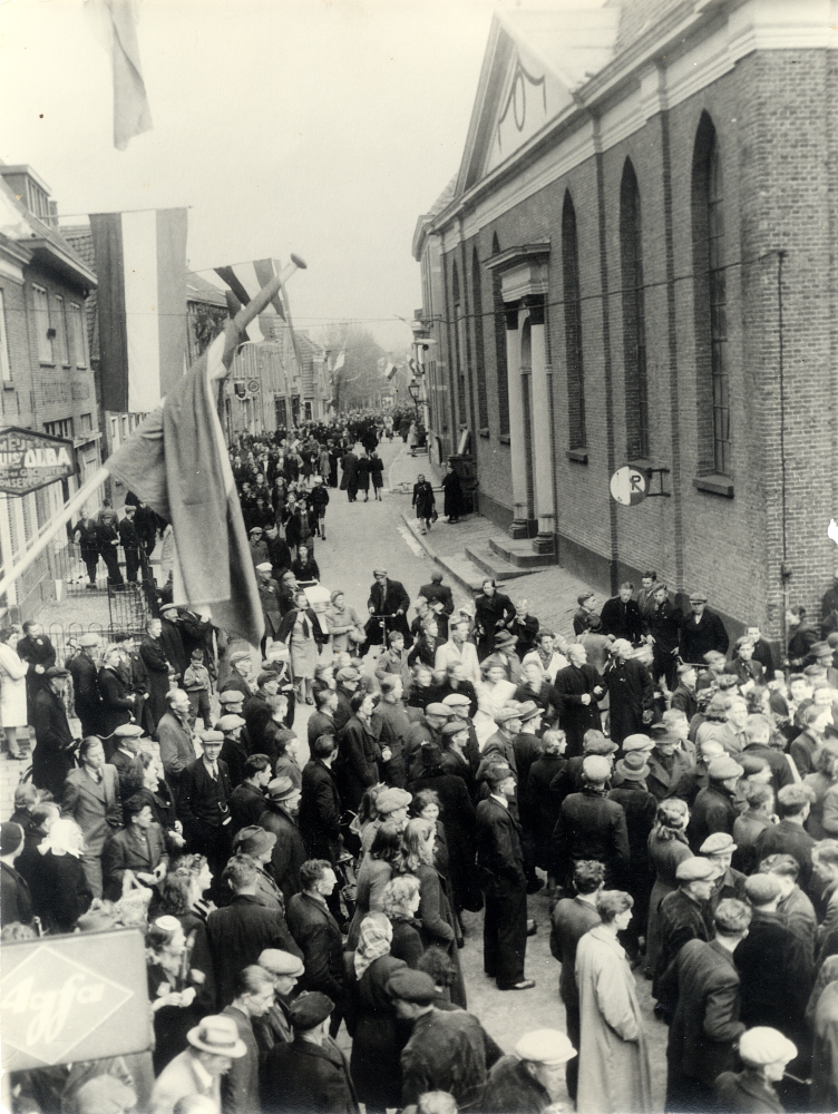 Bekijk detail van "HV00017: De Bevrijding van Hardenberg op 6 april 1945, bij de Hervormde Kerk."