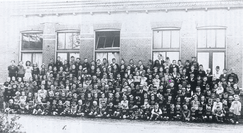 Bekijk detail van "HV00051: Het 50 jarig bestaan van de Gereformeerde School in Heemse."