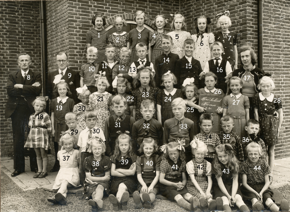 Bekijk detail van "HV00066: Klas 2 van de Hervormde School, aan de Hessenweg in Heemse."