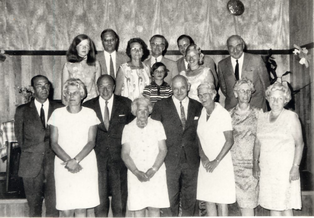 Bekijk detail van "HV00110: Bestuursleden, leden en super oud-leden van de tennisvereniging Togo uit Hardenberg, tijdens het 40-jarig jubileum in zaal Koeslag."