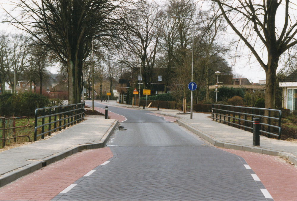 Bekijk detail van "HV00166: Gezicht vanaf de brug over het <span class="highlight">Oelenveer</span> in Heemse, rechts café Koeslag."