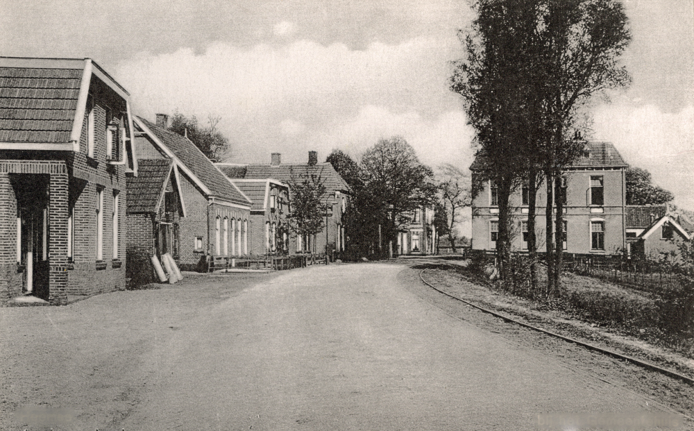 Bekijk detail van "HV00366: De Hessenweg in Heemse, met rechts de tramrails en het gemeentehuis."