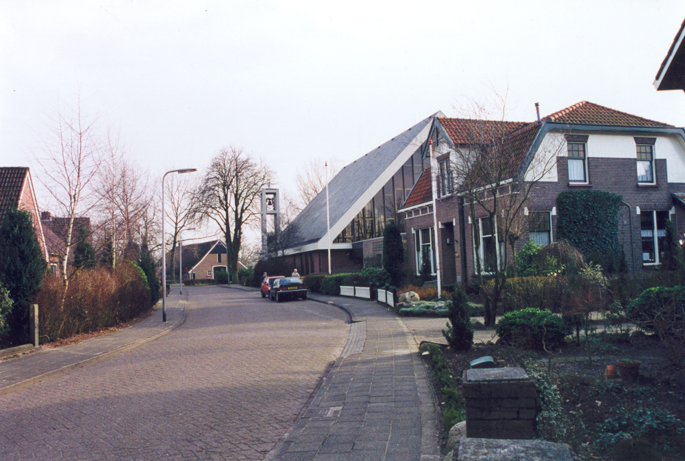 Bekijk detail van "HV00368: De Kandelaarkerk in de <span class="highlight">Weidebuurt</span> in Heemse, met pastorie."