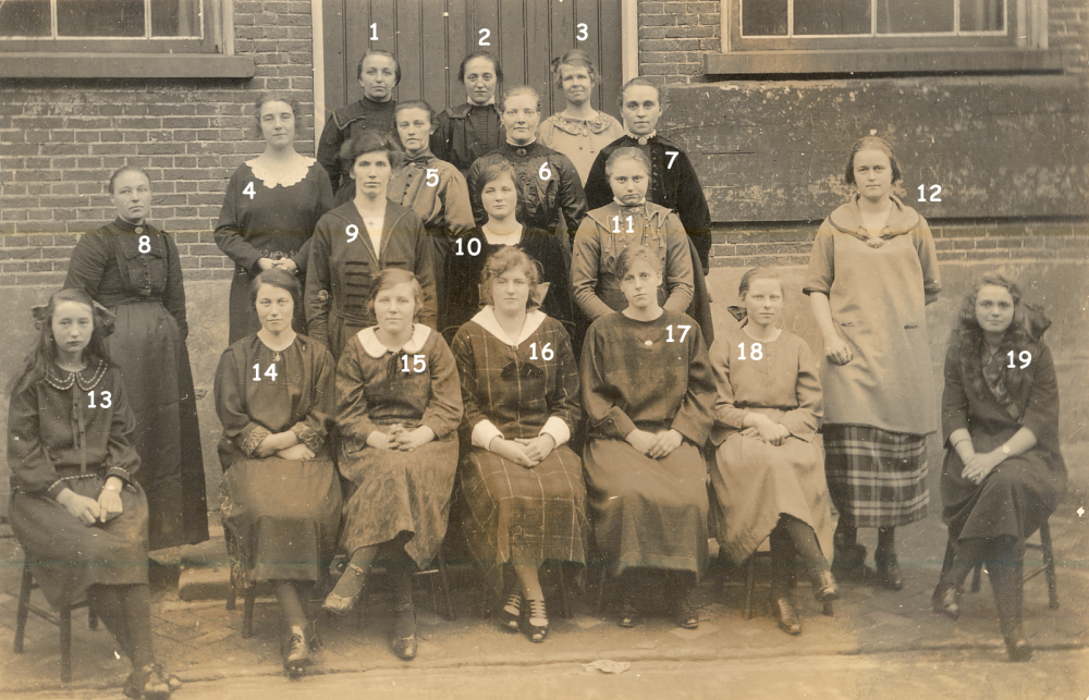 Bekijk detail van "HV00541: Eerste klas van de Christelijke Huishoudschool, in Hardenberg."