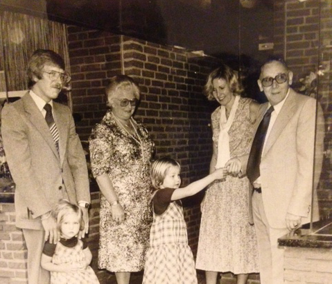 Bekijk detail van "HV00664: Familie Goris-Stegeman in hun opticienwinkel."