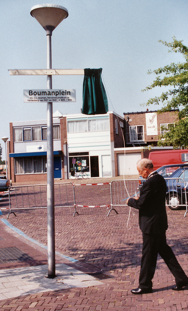 Bekijk detail van "HV00747: Dominee Willem Barnard (de dichter Guillaume van der Graft) onthult bij het Boumanplein een gedenkplaat."