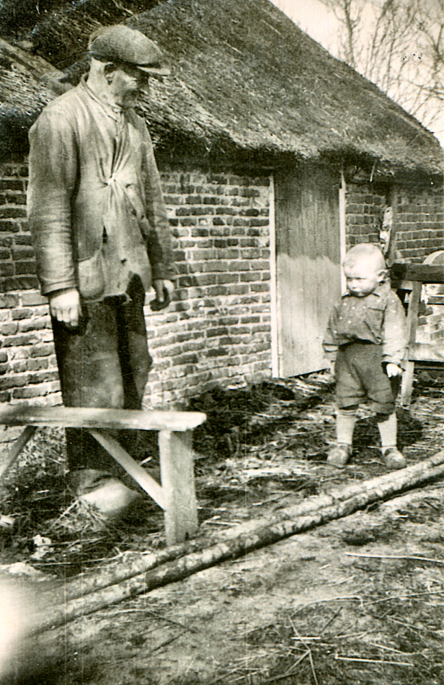 Bekijk detail van "HV00769: Jan Hendrik Ribberink samen met een buurjongen Hermannus Zwaantinus Bollemaat, uit Diffelen."