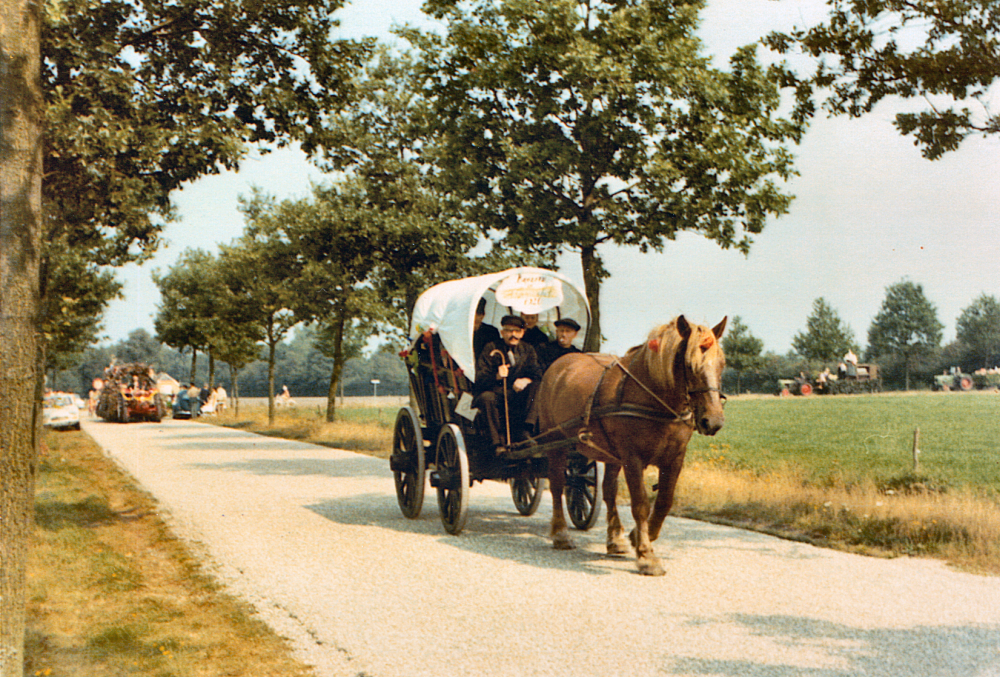 Bekijk detail van "HV00812: De familie Overweg uit Diffelen, met  de kleedwagen."