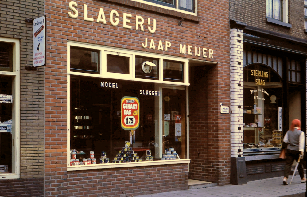 Bekijk detail van "HV00842: Drogisterij Vrielink (links), in het midden slagerij Jaap Meijer en rechts bakker Tukkers aan de Voorstraat in Hardenberg."