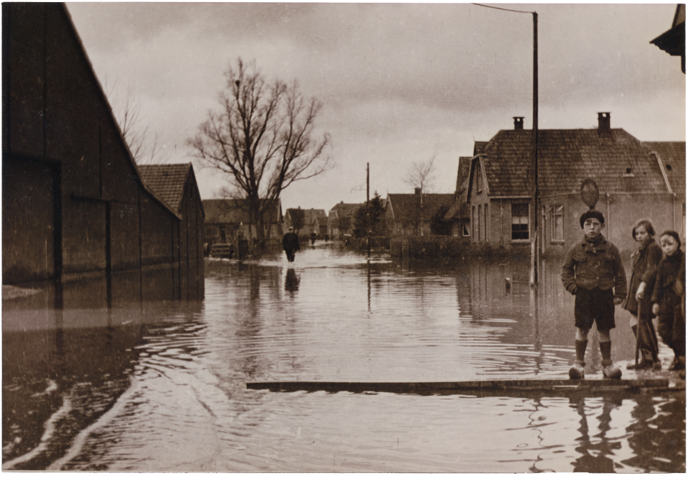 Bekijk detail van "HV01032: Wateroverlast in Hardenberg - februari 1946, hoek Sallandsestraat - Bruchterweg."