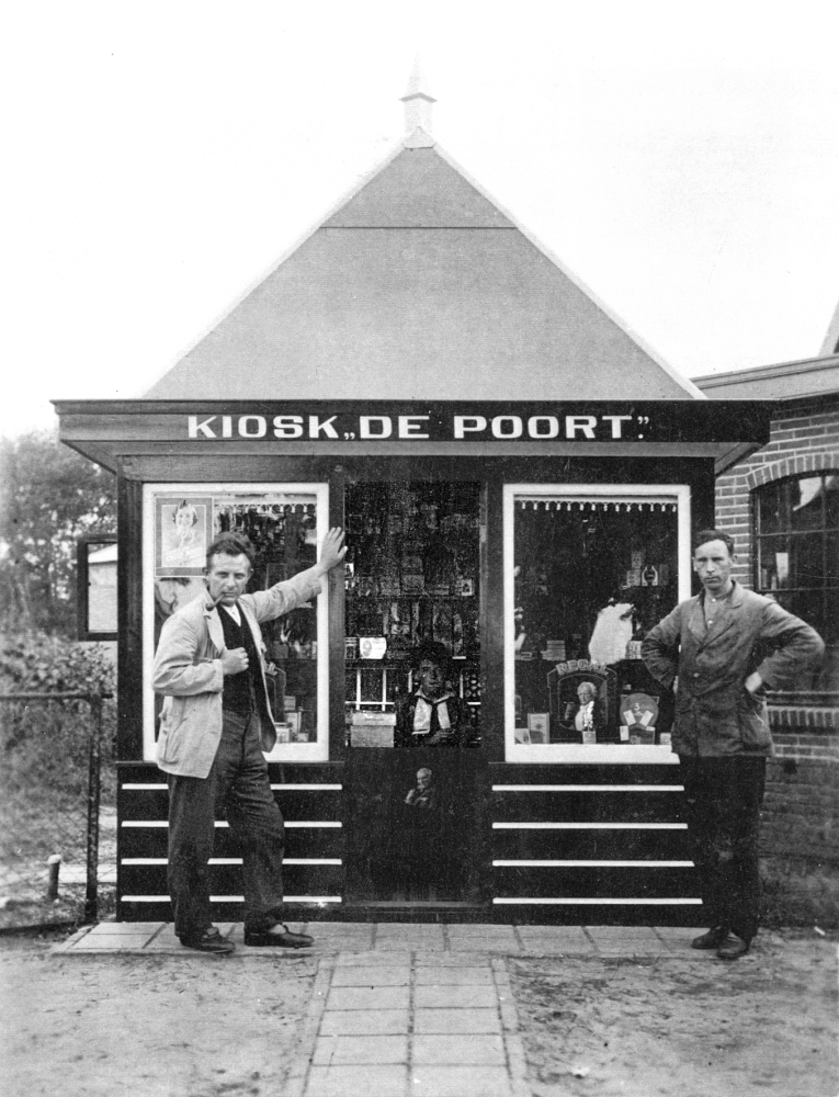 Bekijk detail van "HV01062B: De heren Bolte en Van Goor poserend voor de kiosk 'De Poort' van Harm Gort, aan het Oosteinde in Hardenberg."