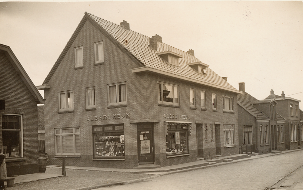 Bekijk detail van "HV01239 : De Winkel van 'Albert Heijn' op de hoek Fortuinstraat - <span class="highlight">Middenpad</span> in Hardenberg."