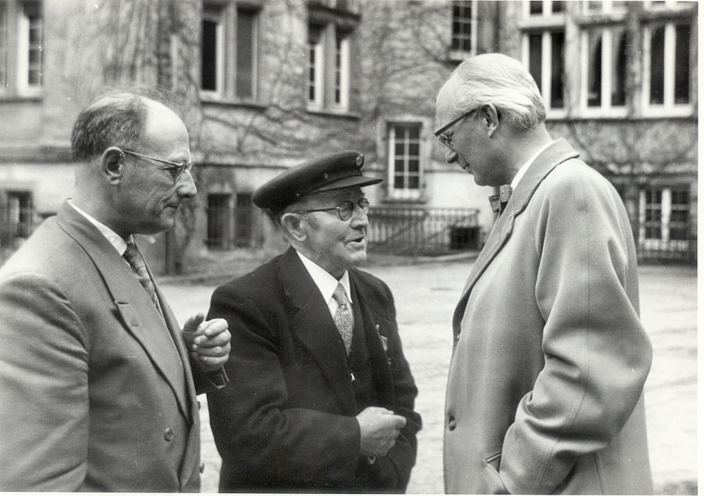 Bekijk detail van "HV01317: Willem Seinen en dichter Van Laar  Van Laar en Burgemeester De Goede."