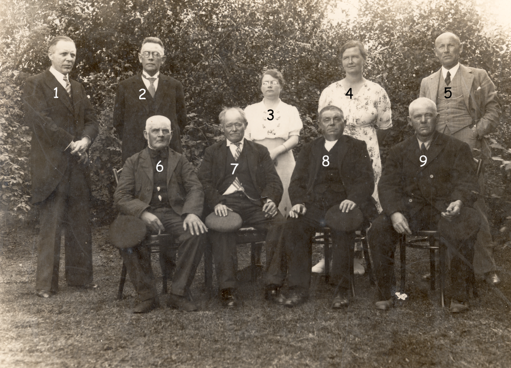 Bekijk detail van "HV02403: De vier mannen uit Bergentheim (voor), zijn geridderd in de orde van Oranje Nassau."