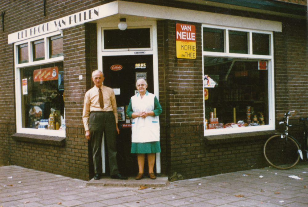 Bekijk detail van "HV02732: Hendrik en Hendrikje samen voor hun winkel/bakkerij aan de Scholtensdijk in Heemse."