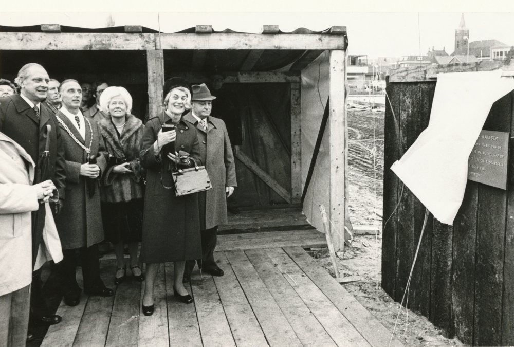 Bekijk detail van "HV02945: Mw. Niers onthult de eerste steen van de nieuwbouw van winkelcentrum 'De Spinde' in Hardenberg."