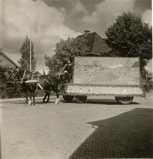 Bekijk detail van "HV03189: De Versierde wagen van De Brink in Heemse tijdens de optocht ter ere van de bevrijding in 1945."