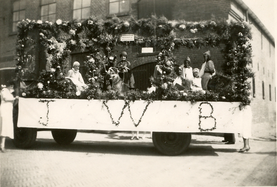 Bekijk detail van "HV03191: Een Optocht van een Versierde Wagen met verklede kinderen erop in mei 1945."