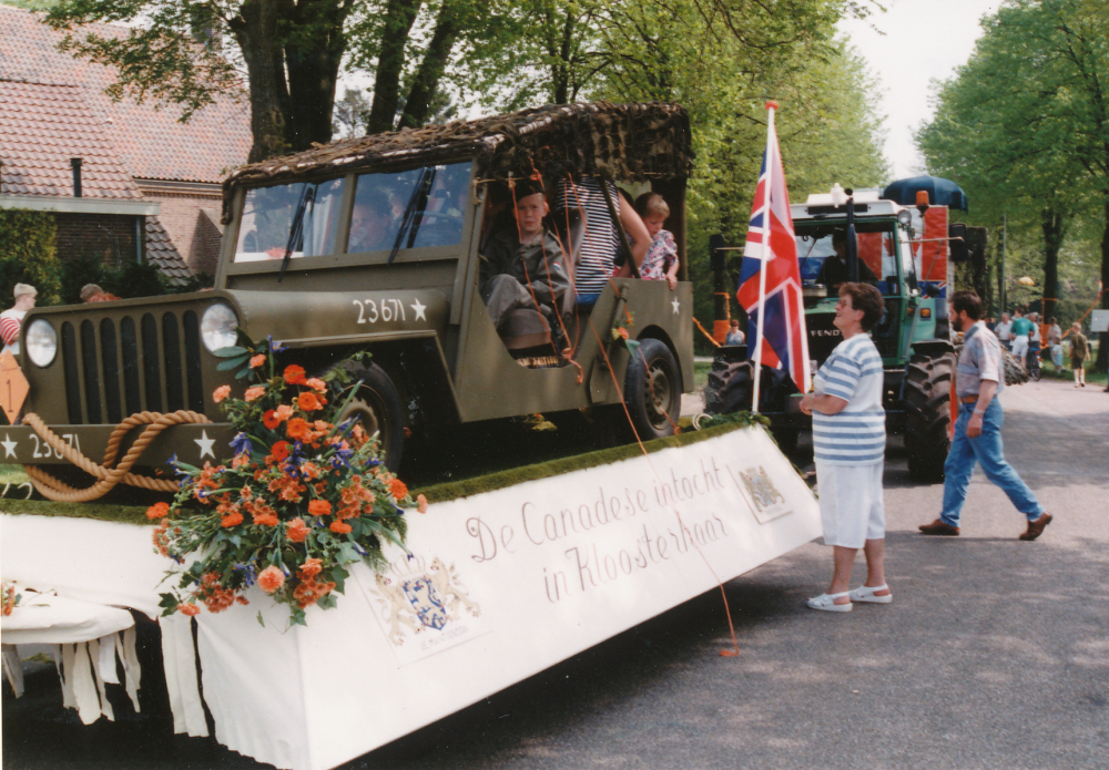 Bekijk detail van "HV03238H: Een Optocht van versierde wagens, t.g.v. het bevrijdingsfeest op 5 mei 1995, in Kloosterhaar."