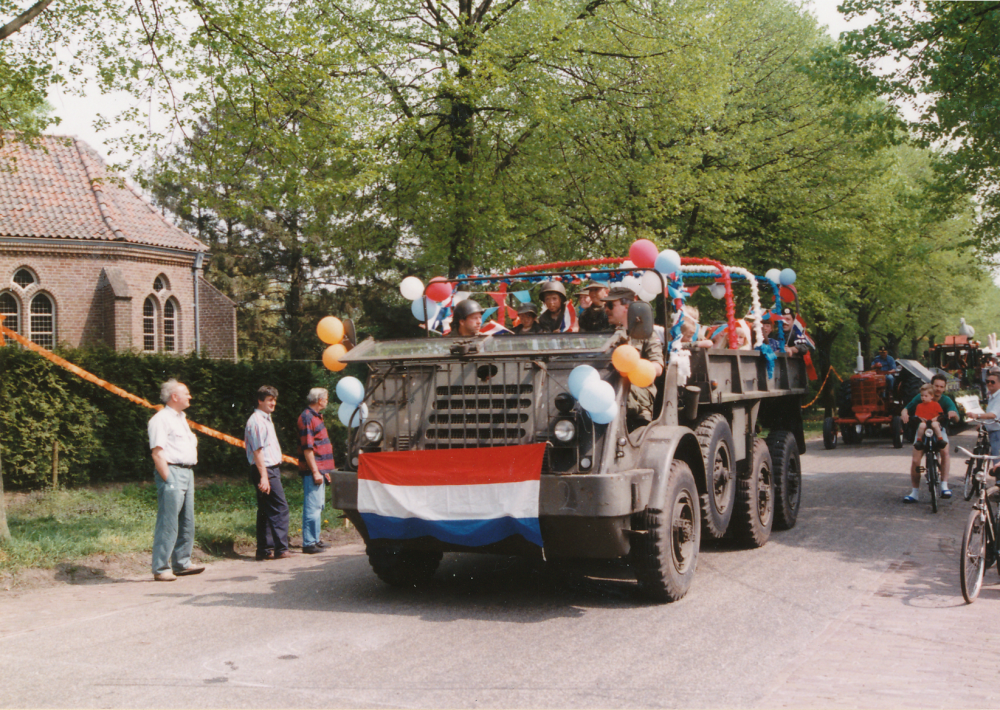 Bekijk detail van "HV03238I: Optocht van versierde wagens, t.g.v. het bevrijdingsfeest op 5 mei 1995, in Kloosterhaar."