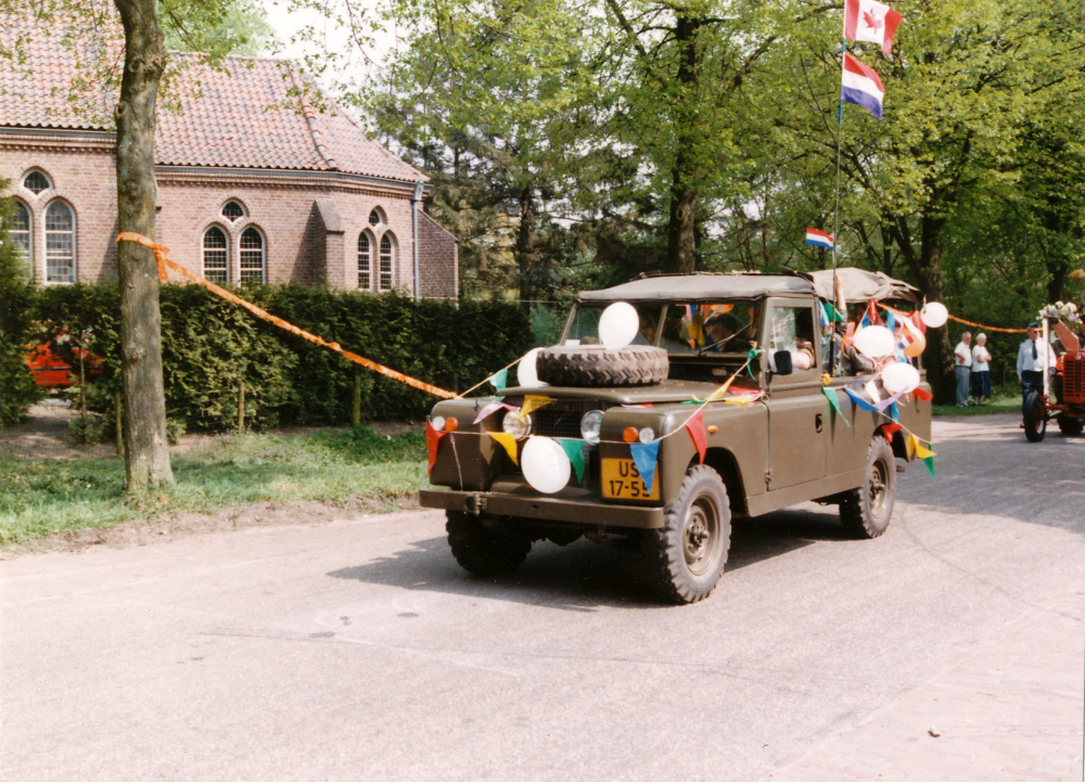 Bekijk detail van "HV03238N: Optocht van versierde wagens, t.g.v. het bevrijdingsfeest op 5 mei 1995, in Kloosterhaar."