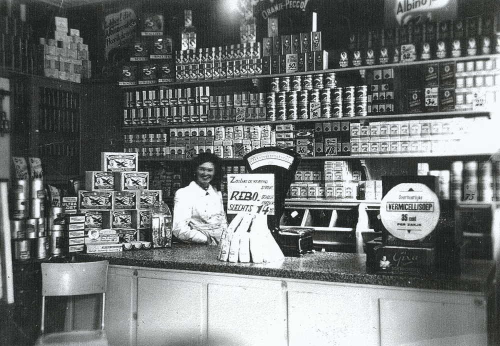 Bekijk detail van "HV03256: Het Interieur van de Albino winkel, aan de Voorstraat in Hardenberg."