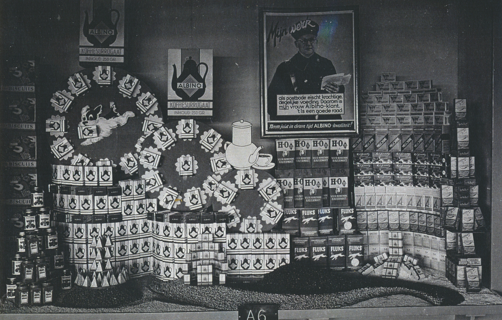 Bekijk detail van "HV03257: Het Interieur van de Albino winkel, aan de Voorstraat in Hardenberg."