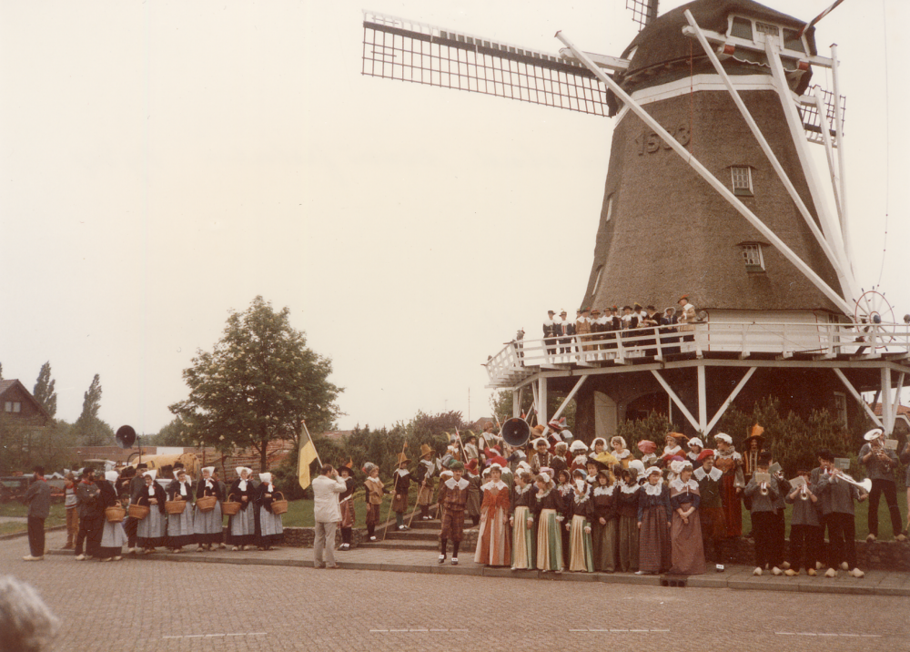 Bekijk detail van "HV03263: De Opening van Hardenberg Klepperstad, bij de molen (Oelemolen) in Heemse."