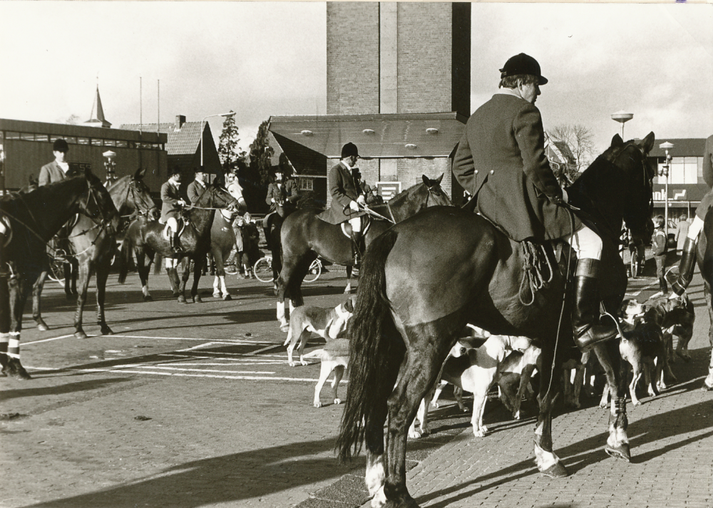 Bekijk detail van "HV03463: Slipjacht in Hardenberg van de Koninklijke Nederlandse Jachtvereniging."