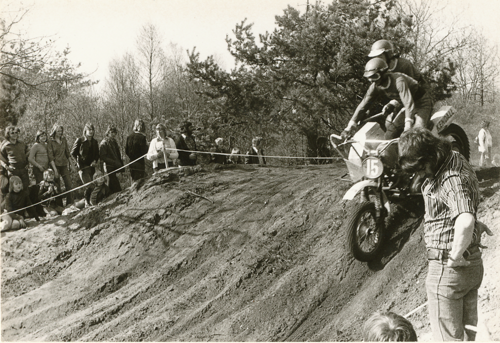 Bekijk detail van "HV03488: Een Motorcross in  de omgeving van Hardenberg."