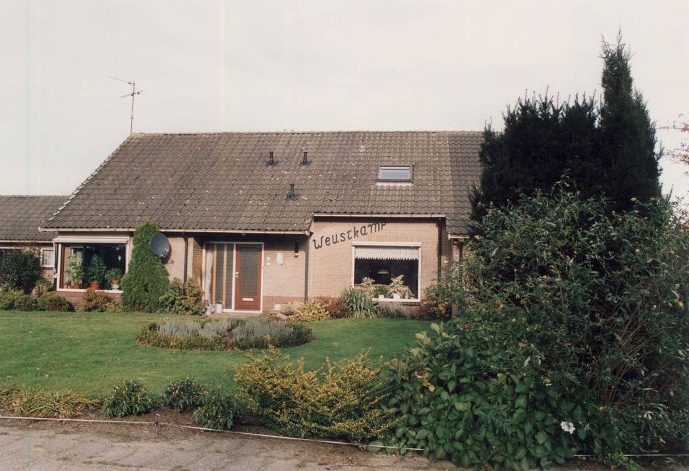 Bekijk detail van "HV03750: De Bungalow Weustkamp van de familie Dijk uit Oud-Bergentheim."