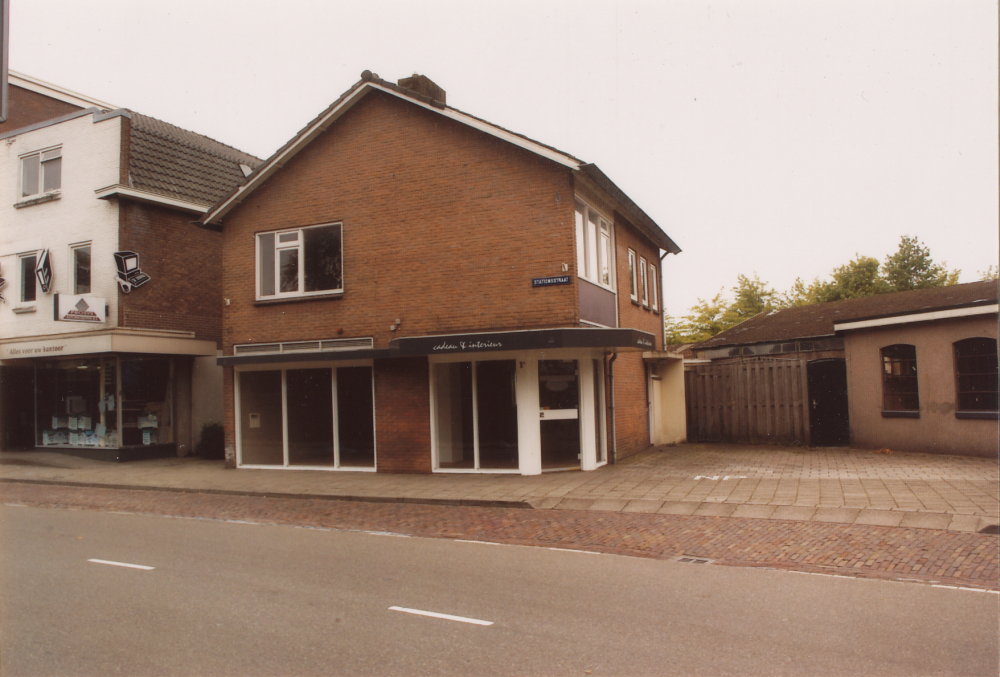 Bekijk detail van "HV03796: De voormalige Vestiging van sigarenkiosk-tabakshop 'De Poort' van Harm Gort aan de Stationsstraat in Hardenberg."