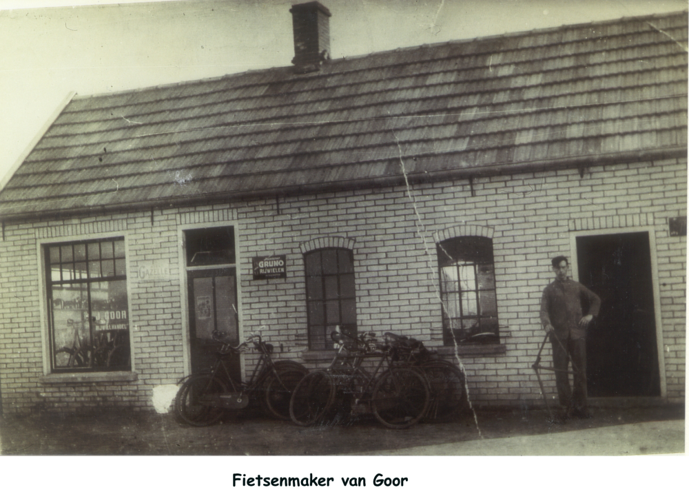 Bekijk detail van "HV04139: Fietsenmaker Jan van Goor voor zijn werkplaats aan het Oosteinde in Hardenberg."