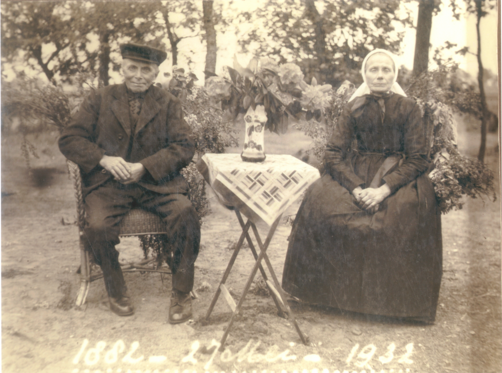 Bekijk detail van "HV04146: Het Bruidspaar Hendrik Rolleman en Evertjen van Faassen tijdens hun 50-jarig huwelijksjubileum in 1932."