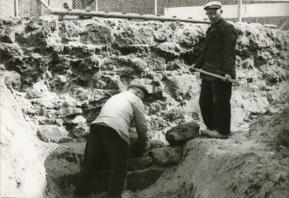 Bekijk detail van "HV04164E: Opgraving bij de Stadmuur in Hardenberg."
