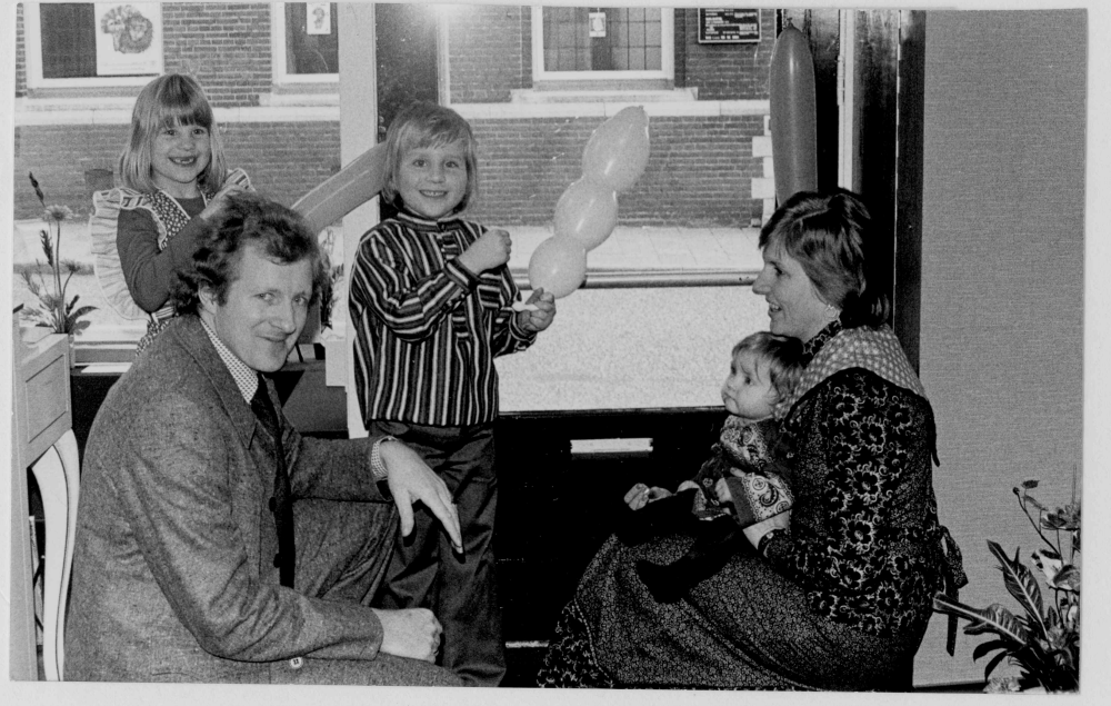 Bekijk detail van "HV04173: Het gezin van <span class="highlight">de</span> muziekhandelaar Jan en Annie Souman met hun drie peuters uit <span class="highlight">de</span> Voorstraat in Hardenberg"