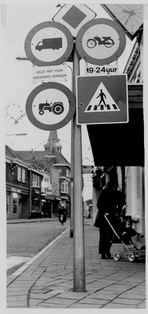Bekijk detail van "HV04175: Een verkeerspaal op de hoek van de Markt.- Voorstraat in Hardenberg, richting de Hervormde kerk."