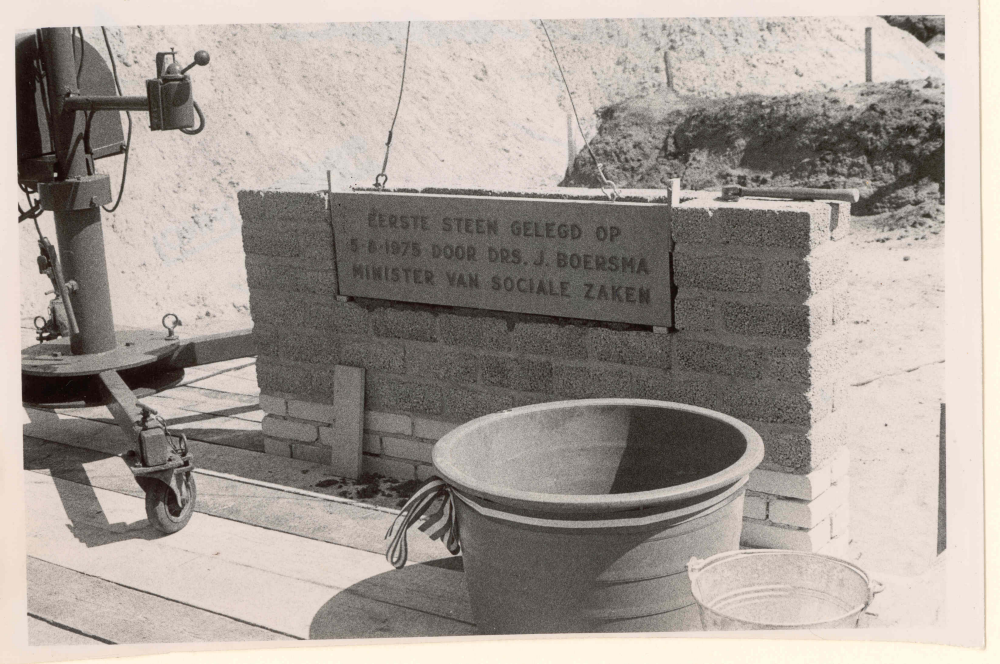 Bekijk detail van "HV04199: De Eerste steen gelegd door Drs.J. Boersma op 5-8-1975 naar aanleiding van de uitbreiding van het Gemeentehuis van Hardenberg."