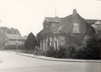 Bekijk detail van "HV04207: Woning van meester Smit, in de <span class="highlight">Weidebuurt</span> te Heemse."