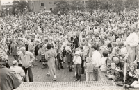 Bekijk detail van "HV04237: Intocht van de avondvierdaagse op het <span class="highlight">Stephanusplein</span> in Hardenberg."